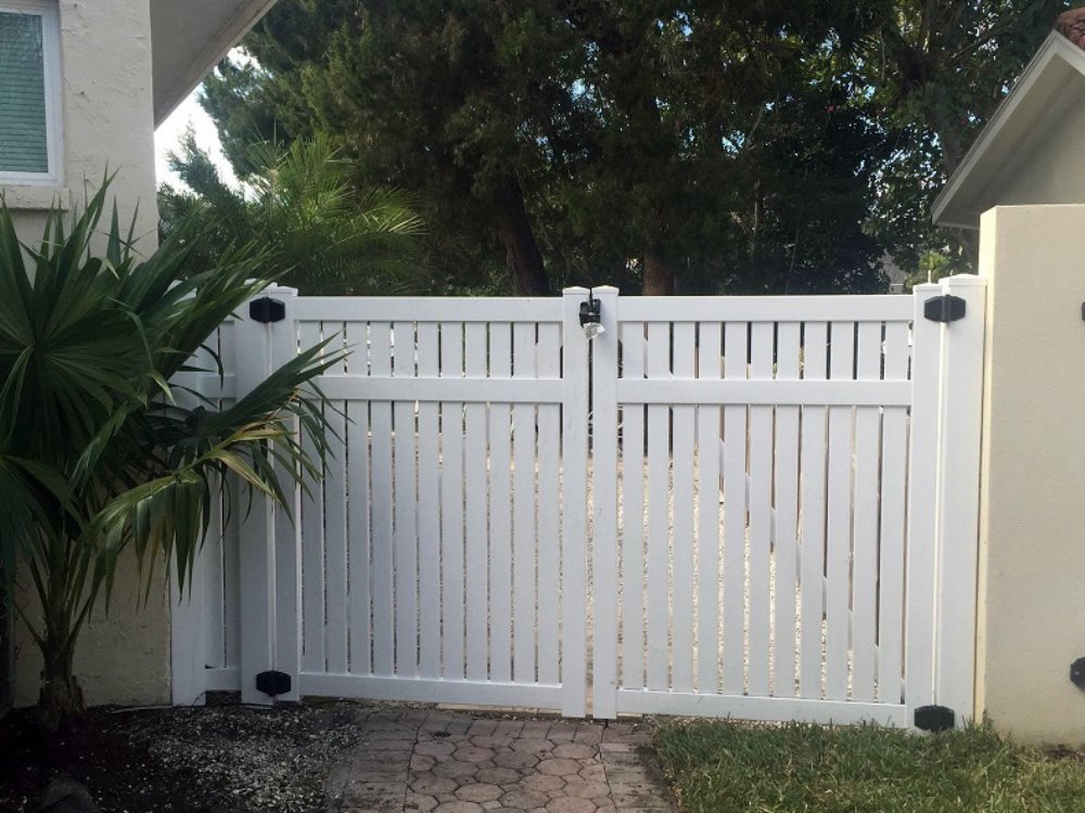 Semi-Privacy Vinyl Fence in Sarasota, Florida
