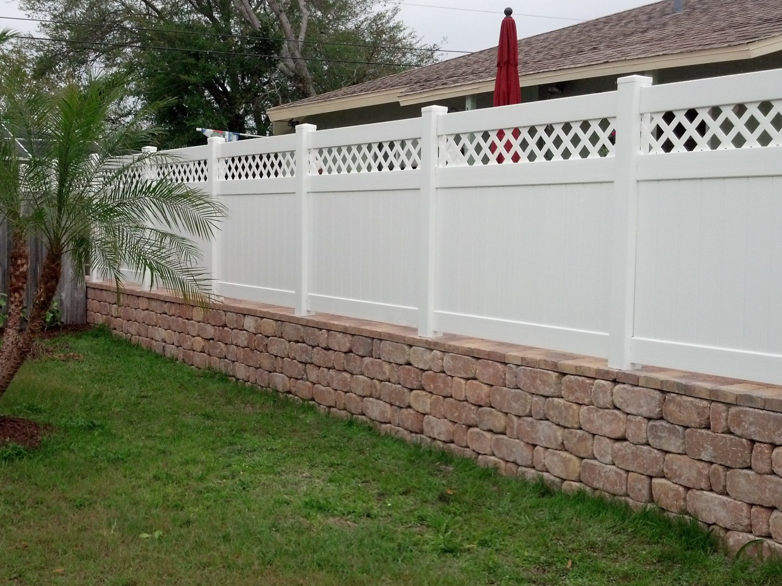 Photo of a vinyl fence in Sarasota Florida
