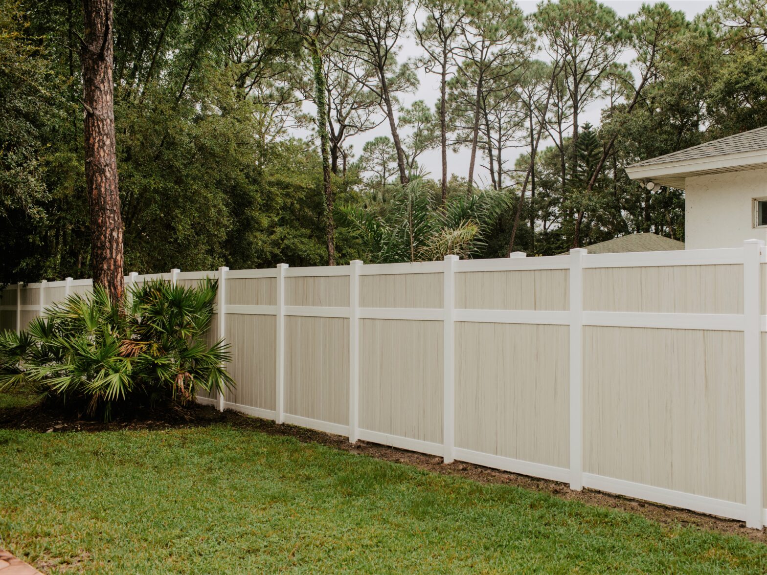 Photo of a vinyl privacy fence in Sarasota, Florida