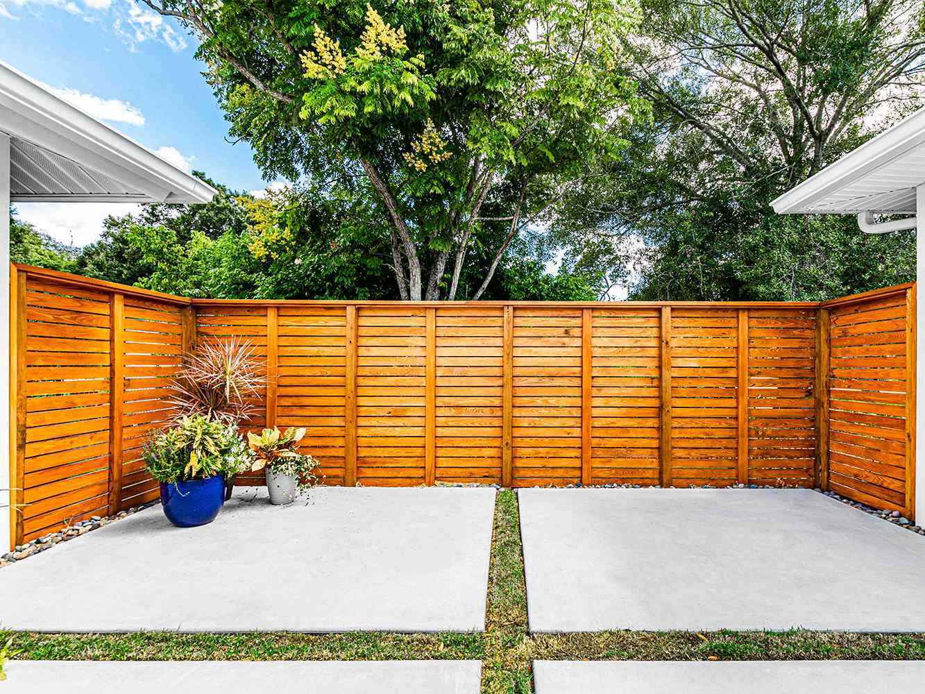 Photo of a pre-stained Florida wood fence